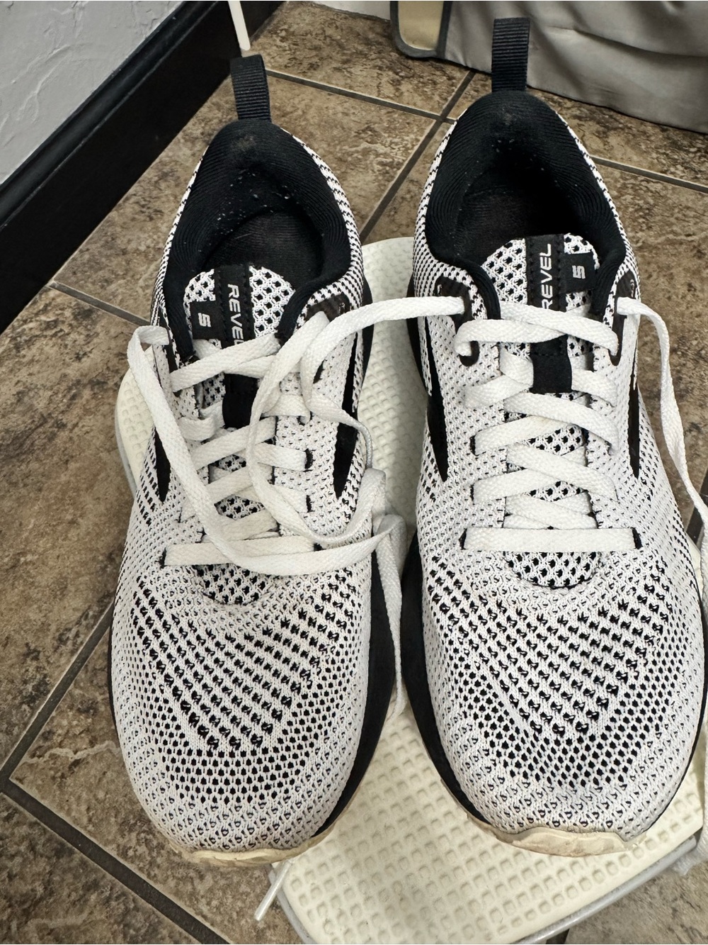 Womens Brooks Revel 5 size 7.5 - Picture 2 of 8